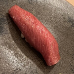 木挽町 とも樹 - 大トロに近い部位の中トロ。真冬のマグロにヒケを取らないピンピンの最高品質でした。親方も『これ、凄いっすよね』とニンマリ、微笑みます。
      産地は尻労の東の太平洋。素敵なマグロでした。