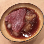 木挽町 とも樹 - カツオはおろし玉ねぎですいただきます。水分の少ない小玉です、、