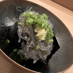 木挽町 とも樹 - 今朝獲れの小田原の生シラス。鮮度が良いので全く苦く無い。チョビチョビとツマミですいただき、三國屋の海苔で軍艦に。
