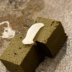 木挽町 とも樹 - 秋田の黒アワビの肝羊羹。抜群の美味さ。トッピングはアワビの歯のスライスです。他店なら簡単に捨ててしまう部位。親方の丁寧な仕込みが遺憾なく発揮されております。