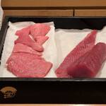 木挽町 とも樹 - ネタ箱を取り出します。左を見てすかさず『ハッ剥がしや！』と叫ぶラッコ。『後で握ります』と嬉しそうな親方。右はカツオの柵とそのハランボです。