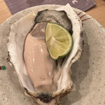 木挽町 とも樹 - 厚岸の牡蠣。酢橘を振りかけ、ポン酢でいただきました。ちょうど良いサイズ。濃厚な生クリームのようなお味でした