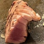 木挽町 とも樹 - カツオのハランボの断面です。中は半レア