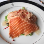 山手十番館 - 前菜はスモークサーモンとサラダ　脂の載ったタイプでした