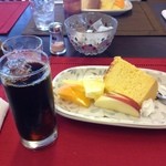 あんじゅ - ティータイムはドリンク代のみで豪華シフォンケーキセットがつきます。