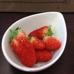 あんじゅ - イチゴもサービス