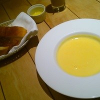 Osteria UVA RARA 横浜 - コーンスープとフォカッチャとオリーブオイル