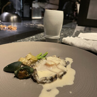 日本料理 鳥羽別邸 華暦 - 鮑の塩蒸し焼き（梅肉不可のアレンジソース／カレー風味ソース）