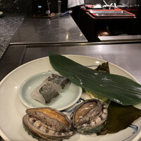 日本料理 鳥羽別邸 華暦 - 調理前のスズキと蝦夷あわび