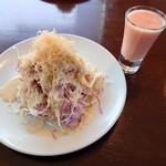 円山 カルネ - スムージー（トマト＆パイン）とサラダ。もう少し冷えたスムージーなら尚良かったなぁ。サラダは、結構ボリューミーに見えますが、軽くてペロッと。