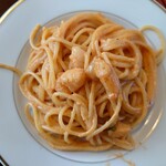 円山 カルネ - トマトクリームと称しながら、トマト感よりも「えびの旨味」（ミソ／殻？）の波が後からゆっくりと押し寄せて、然りげ無く口中を圧倒していきます。お上品な仕立てながら優しい力持ち的なパスタ。旨いッ❗