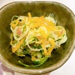 鮨 波やし - たくあん入りサラダ。何気に大活躍