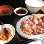 名物元町ホルモン串 ひなた屋 - カルビはらみ定食（ご飯、肉の量/普通）1080円