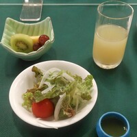 メインダイニングルーム 三笠 - ジュースとサラダ、フルーツ