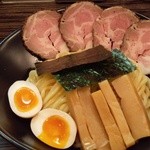 つけ麺 きらり - 麺皿のアップ！極太麺にレアチャシュー、角切りメンマ、半熟卵、海苔～♪(*^。^*)丿