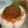 博多魚がし - メニューはサーモン中落ち丼なんだけど、完全にイクラが主役？