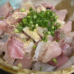 博多魚がし - 海鮮ミックス丼はどんぶりに大量のサイコロ切りの白身が乗っています。