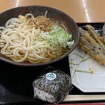 どん太郎 - 冷たいうどん(1.5玉)トッピングにナスの天ぷらとおにぎり