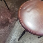 Fuji Shiyokudou - 丸椅子と床の様子