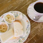 カフェドフルール - モーニング(ミックスサンド)+炭焼きブレンドコーヒー(400円)