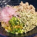 『今日、うどん』 - カマボコの削り節、ネギ、青さの天かす、そぼろがトッピング