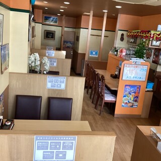 明るく広々とした店内★店内奥にはソファー席も！