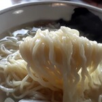 香雅 - 少し青みがかった中太縮れ麺‥