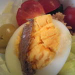 ル・プチメック - ゆで卵にアンチョビ、ツナ、オリーブなど盛りだくさん