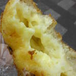 ル・プチメック - 揚げじゃがパンの中はプロセスチーズがゴロゴロ
