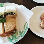 ５５カフェ - たっぷり野菜のサンドイッチ、大たこ焼き