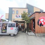 たん家 しん - 店舗外観
      左側の軽バン内にインターフォンがあります