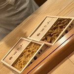 木挽町 とも樹 - 由良の赤ウニ最高級品です。よく見かける川勝さんでは有りません。明かせませんが●田●さんです。