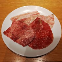 ビーフキッチン 恵比寿店 - 上タン、匠味豚の豚トロ、匠味豚の豚バラ、トンビ