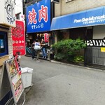 焼肉モモンジ - 食い終わったあと、店先でたむろっての喫煙はやめてあげてほしい