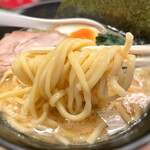 Yokohama Iekei Ramen Kamariya Ootemachi Ten - 味玉ラーメンの麺 