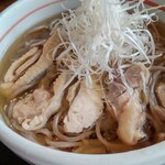 萬乃助 - 冷たい肉そばアップ！シャキシャキの白髪ねぎと冷たく〆たお蕎麦、スープ、全ておいしい。