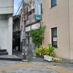 ajipai - 建物の間の小径を進んでいくと、お店があります。