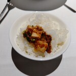 中国料理 星ヶ岡 - 麻婆豆腐を白いご飯にのせた様子です。