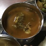 182934957 - 骨や皮付きマトンカレー