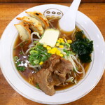 六文亭 めん房 - 六文麺（￥740）。店名を冠した一杯、揚げ餃子・焼肉・バター・コーン・わかめ・もやし・ねぎが乗る