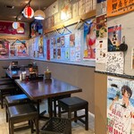 沖縄食堂 てぃんがーら - 店内は、沖縄の雰囲気