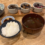 かつ吉 野庵 - 赤出汁とごはん。ご飯は青紫蘇入りと白米選べます。写真は白米。