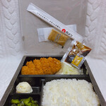 宅配とんかつ かさねや - 料理写真:ぱっか～ん！！ 蓋の裏に お箸・お手拭き・ドレッシング がセットされています