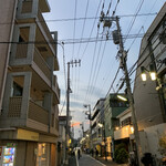 タパス＆タパス - 帰りの商店街　正面の北空に夕焼け雲が見えてました