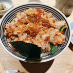 日本橋海鮮丼 つじ半 - 松 崩すと特にボリューム分かります。