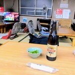 さか本そば店 - 涼しいはずの奥の席