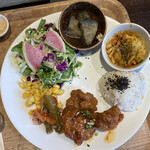 船橋屋 こよみ - こよみのお惣菜御膳 の 五穀ご飯・主菜・副菜３種・彩りサラダ（くず餅乳酸菌入りドレッシング使用）　(2022/08)