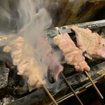 酒とメシ 虹むら - 炭火で焼き上げる焼き鳥