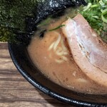 横浜家系ラーメン まる金 石川家 - 豚骨寄りの赤みがかったスープ。