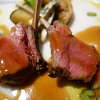 アピシウス - .....【メインディッシュ】仔羊背肉のロティ そのジュとピスタチオナッツのソース 茄子添え.....